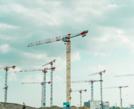 Chantier avec plusieurs grues