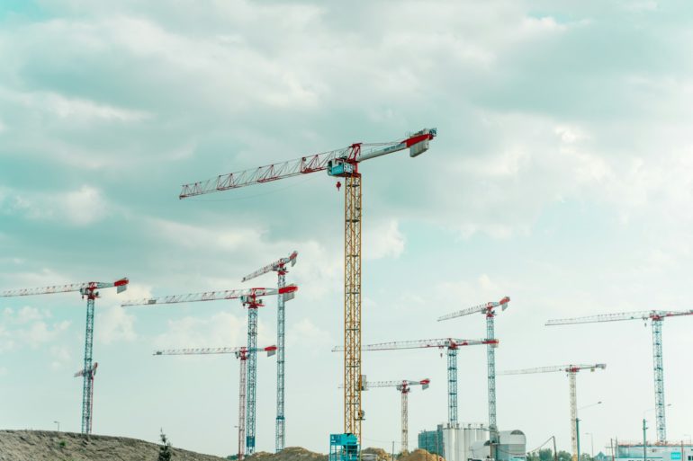Chantier avec plusieurs grues