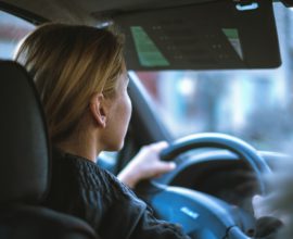 Conductrice au volant