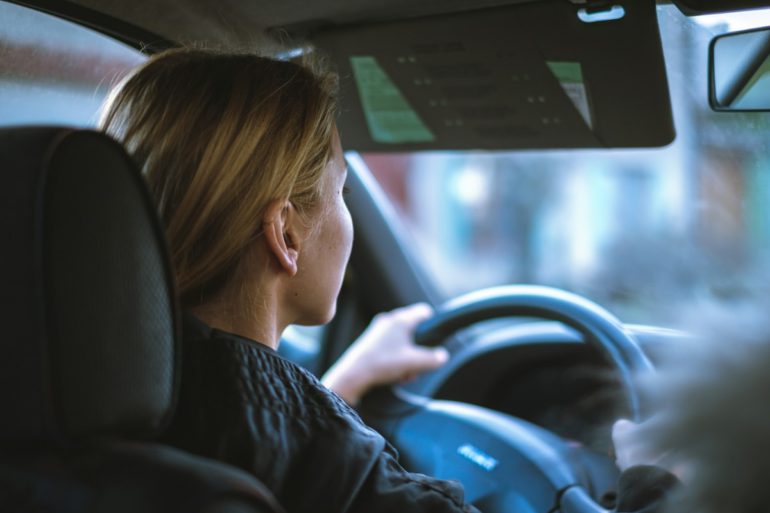 Conductrice au volant