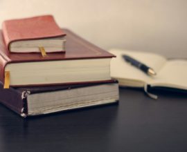 Livres, carnet et stylo
