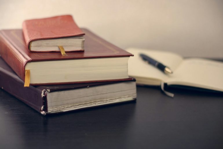 Livres, carnet et stylo