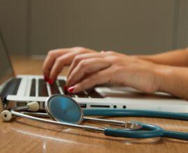 Médecin fonctionnaire sur son ordinateur