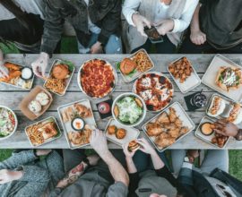 Repas entre collègue en terrasse extérieure