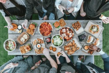 Repas entre collègue en terrasse extérieure