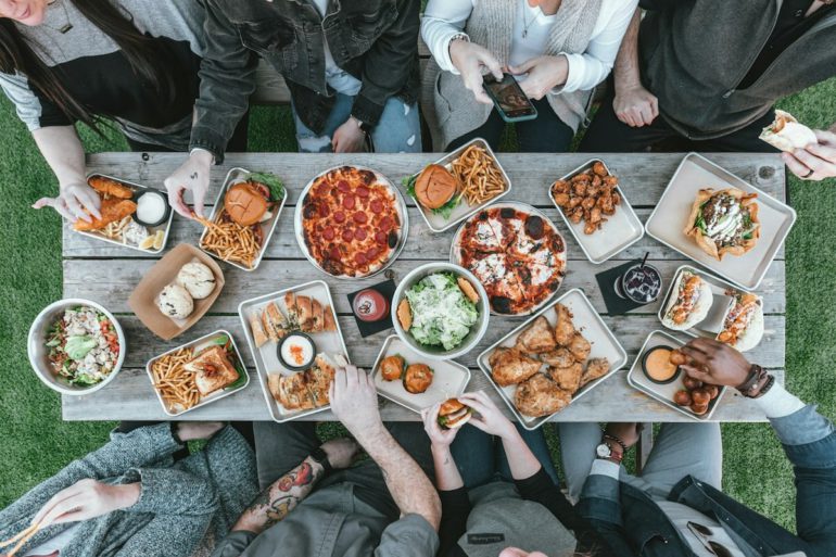 Repas entre collègue en terrasse extérieure