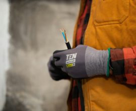 électricien tenant un fil dénudé