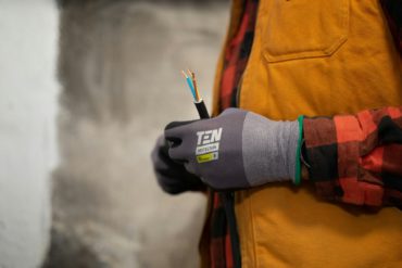 électricien tenant un fil dénudé