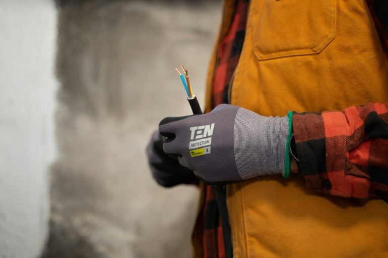 électricien tenant un fil dénudé