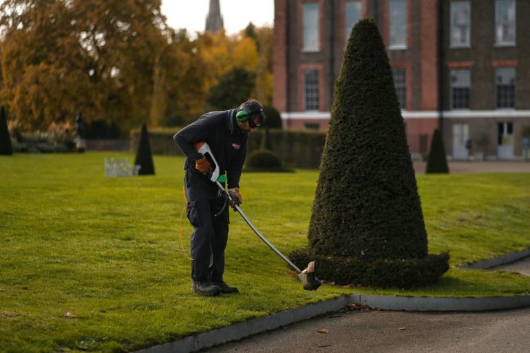 jardinier effectuant la tonte de la pelouse