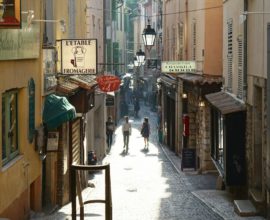 Des restaurants dans une rue d'Antibes en France