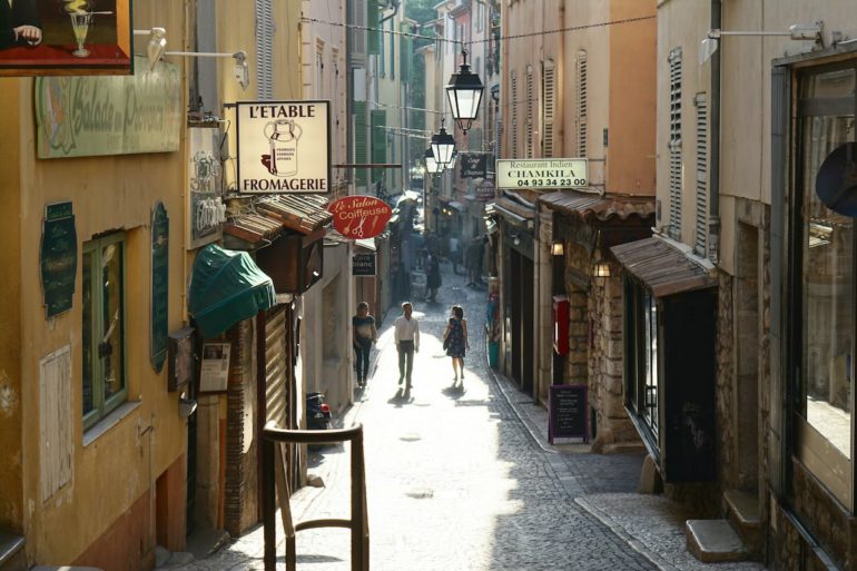 Des restaurants dans une rue d'Antibes en France