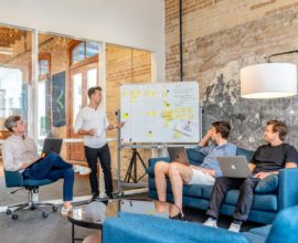 Salle de réunion dans une startup avec ardoise