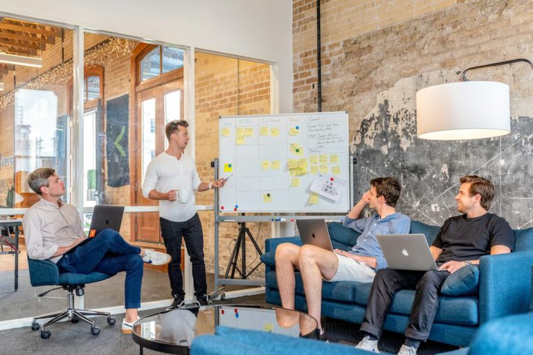 Salle de réunion dans une startup avec ardoise